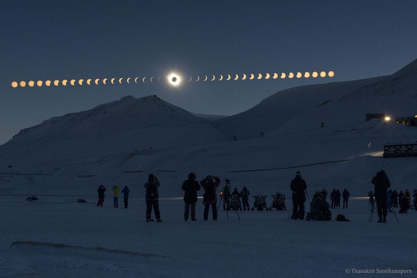 Norveç ada gruplarından biri olan Svalbard'da Mart 2015'te çekilen bu fotoğraf, tam Güneş tutulmasının bütün evrelerini bir arada gösteriyor. Fotoğraf, her 3 dakikada 1 defa çekilen fotoğrafların birleştirilmesinden oluşuyor. Dünya'nın çok kuzey bir enleminde çekildiği için, Güneş tutulması boyunca Güneş'in gökyüzündeki hareketi neredeyse yatay bir hat gibi gözüküyor.