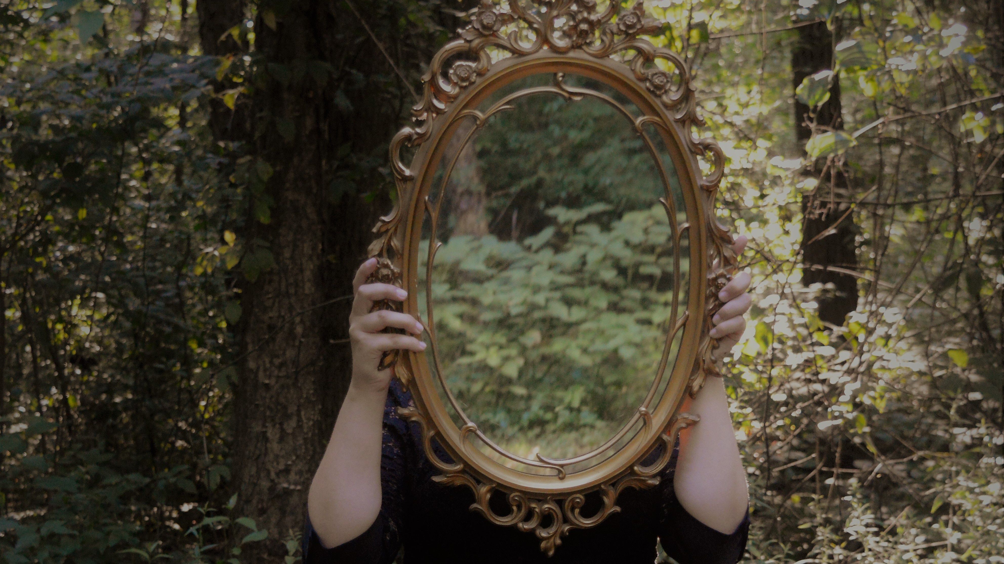Новая жизнь зеркалу. Фотосессия с зеркалом. Женщина в зеркале. Фотосессия с зеркалом в лесу. Зеркало женское.