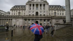 UK Services Sector Growth Slows While Inflation Eases