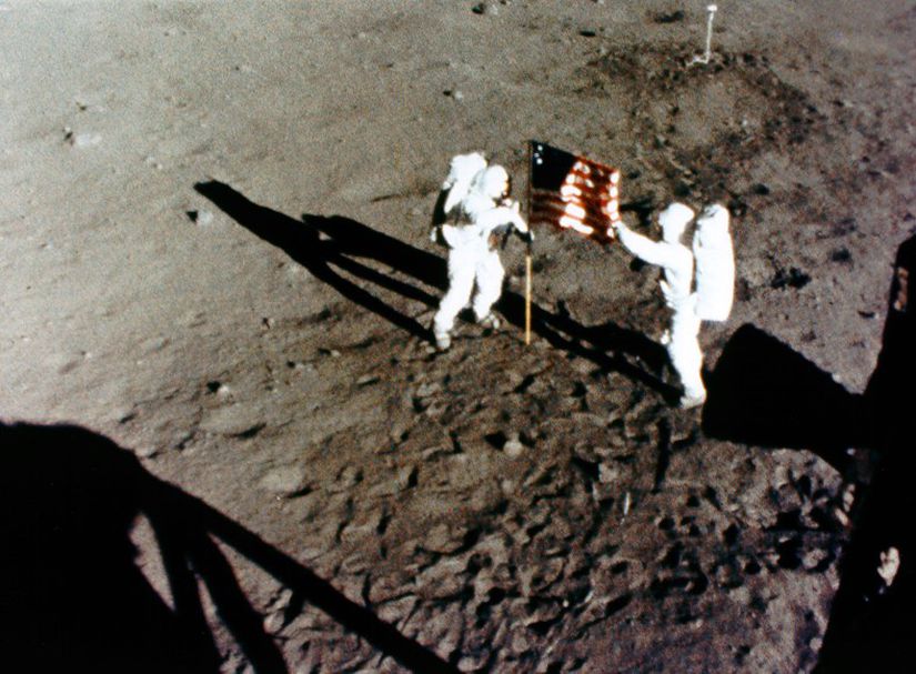 Görsel 11: Bu görüntüde astronotlar Buzz Aldrin ve Neil A. Armstrong’un bayrağı ayarladıkları görülür. 16mm DAC ile çekilip kayıt süresinin 110:08:03 anına aittir