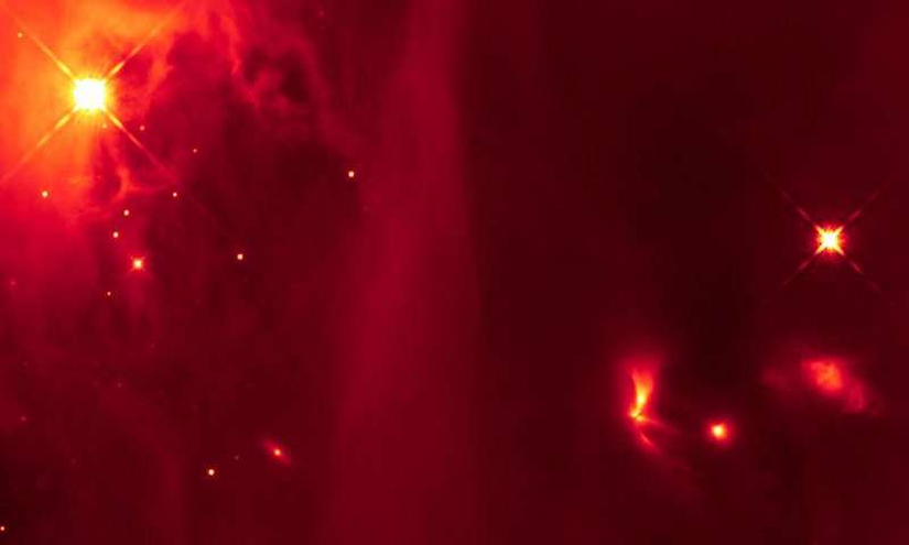 Hubble Teleskobu tarafından çekilen bu fotoğrafın sağ alt çeyreğinde, birbiriyle etkileşen ikili bir yıldız sisteminden geldiği düşünülen ışık atımları görülüyor. İlkel ikili sistem, Perseus moleküler bulutunun IC 348 bölgesinde bulunuyor.