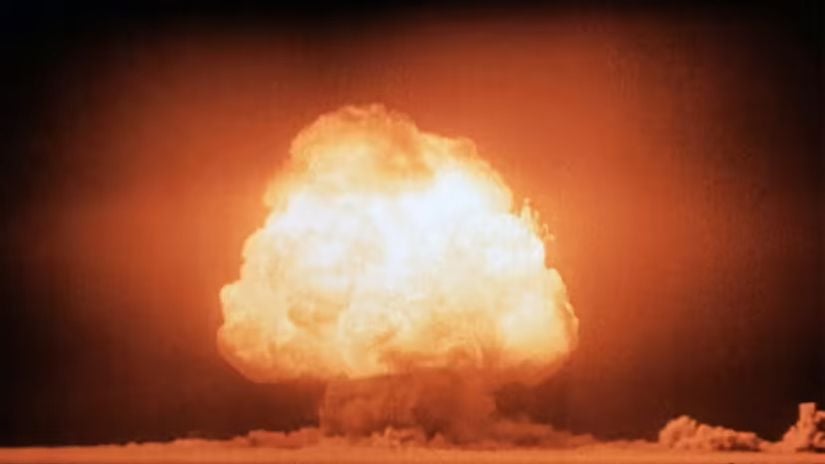Trinity, bir nükleer silahın ilk patlamasının (fotoğraftaki) kod adıydı. Patlama, Manhattan Projesi kapsamında 16 Temmuz 1945'te ABD Ordusu tarafından gerçekleştirildi.