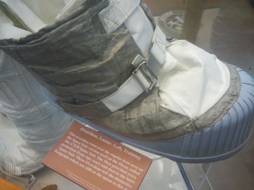 Ay görevlerinde giyilen ağır tabanlı botlar.