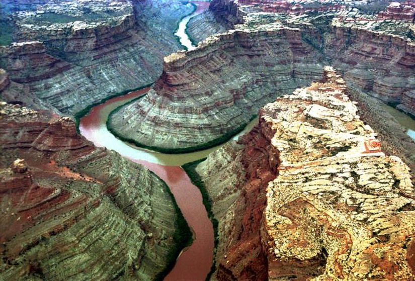 Green ve Colorado Nehirlerinin ABD'nin Utah eyaletinin Canyonlands Ulusal Parkı'nda buluşması...