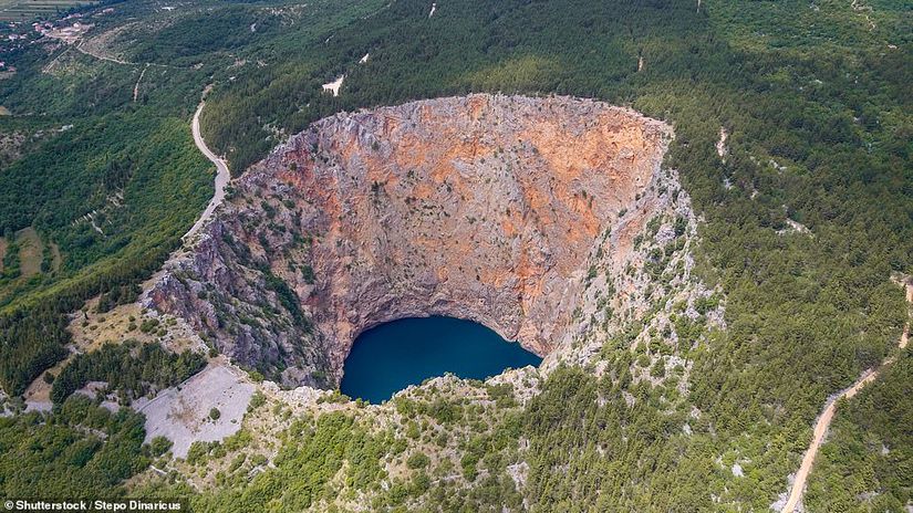 Hırvatistan'daki Kızıl Göl obruğu, yeryüzündeki en büyük üçüncü obruktur.