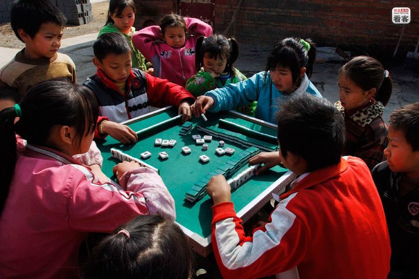 Mahjong oynayan Çinli çocuklar