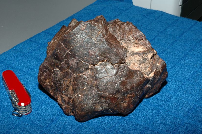 Aşırı ısınma sonucu oluşan camsı tabakanın hızla soğuması ve katılaşması sırasında genelde yüzeyde yarık ve çatlaklar oluşur. Buradaki örnek, Kuzeybatı Afrika'da tespit edilmiş bir meteorittir.