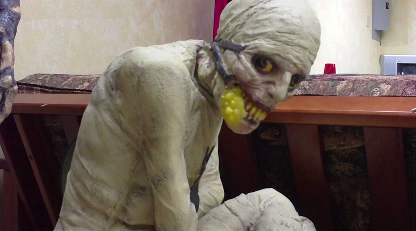 Sovyet Uyku Deneyi'ne ait olduğu iddia edilen görsel, "Spazm" adı verilen ve Morbid Enterprises tarafından üretilen bir Cadılar Bayramı (Halloween) kostümüdür.