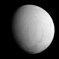 Bilim İnsanları, Satürn'ün Karla Kaplı Ayında Garip Bir Şey Olduğunu Söyledi