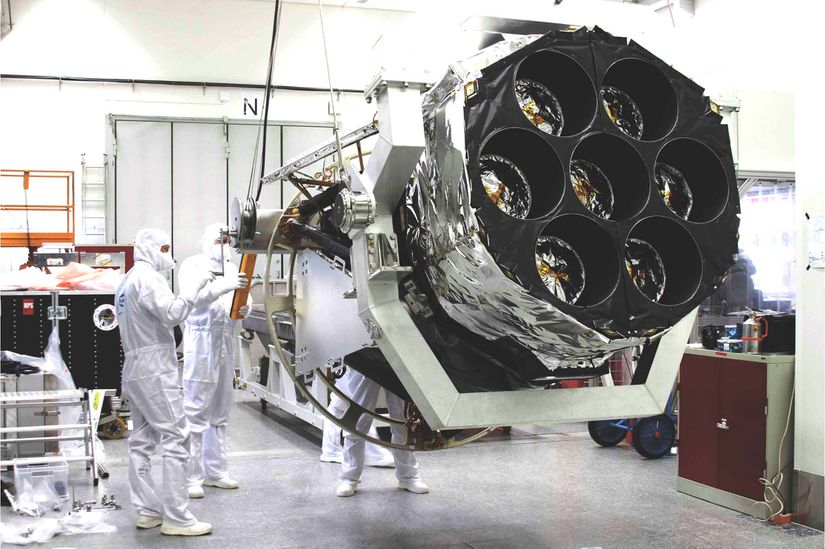 eROSİTA X-ışını uzay teleskobunun montaj anı
