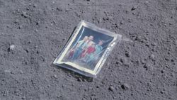 Ay'daki Aile Fotoğrafı
