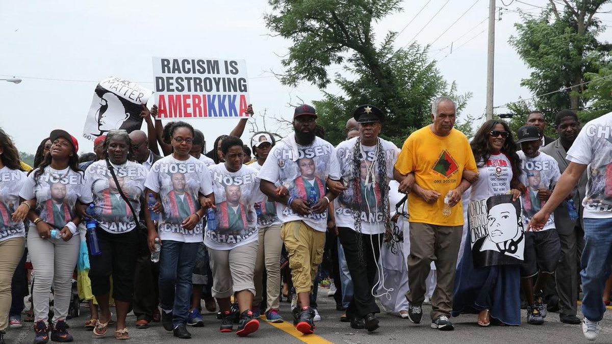 On Brown’s anniversary, violent protests break out against the Ferguson police station