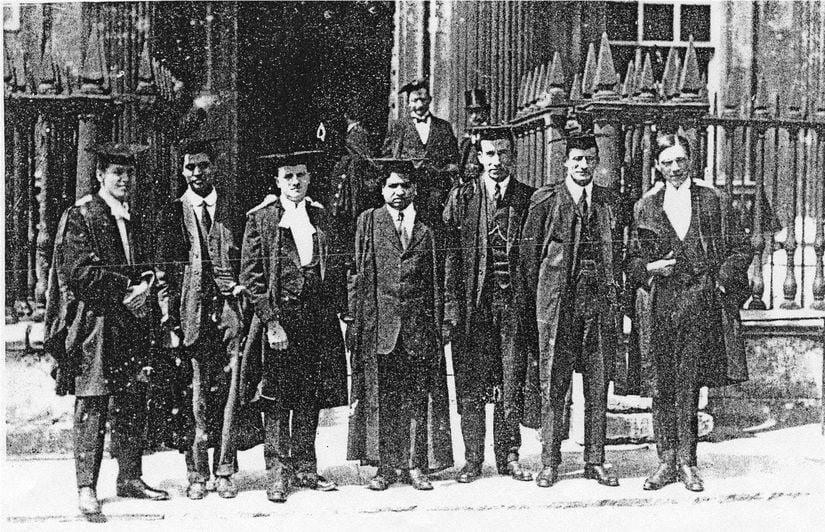 Ramanujan ortada olduğu bu fotoğraf Cambridge'deki senato evinde çekilmiştir. En sağda yer alan ise Hardy'dir.