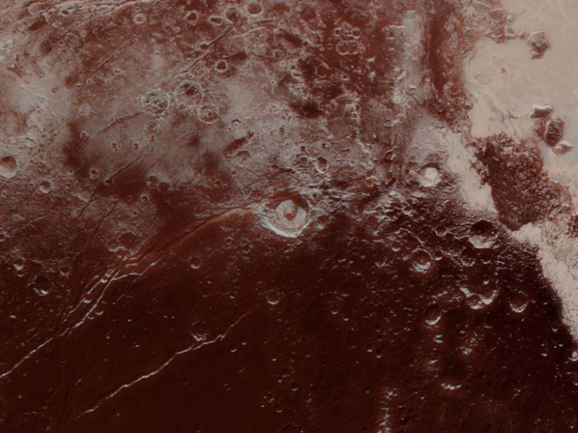 Kesik bir çizgi gibi görüntülenen Virgil Fossa adlı pürüzlü kırmızı çatlak, jeolojik olarak yakın bir zaman önce amonyağı ve kimyasal açıdan zengin suyu şiddetle yeryüzüne püskürtmüş bir volkanı temsil ediyor olabilir.