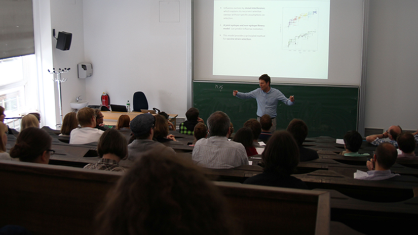 Michael Lässig Almanya'da Münster Graduate School'da Evrim Sempozyumu hakkında konferans verirken. Fotoğraf: Michael Lässig'ten alınmıştır.