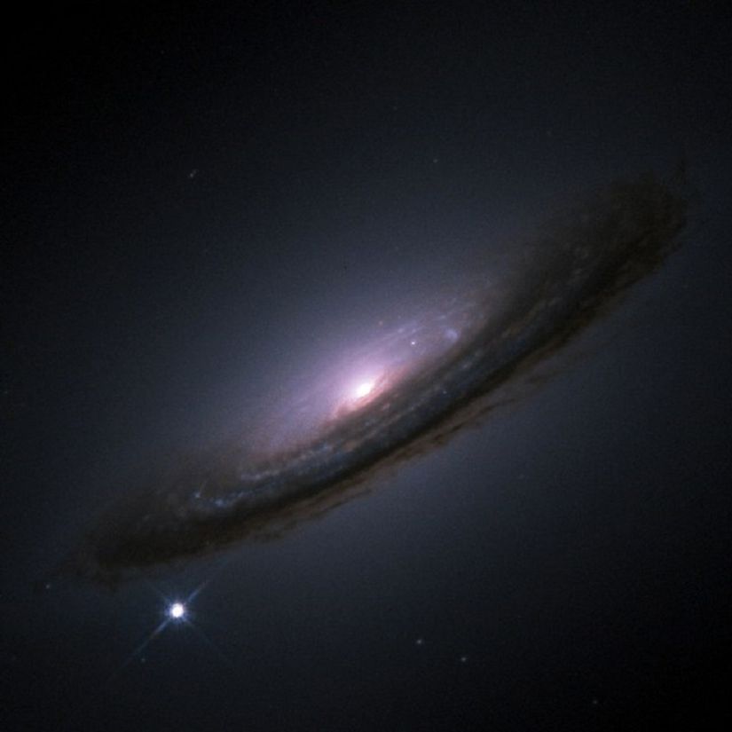 Tip Ia süpernovası olan SN 1994D (sol altta parlak nokta olarak görülüyor)