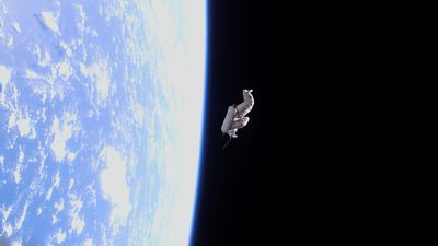 Dünya Yörüngesindeki Boş Astronot Kıyafeti!