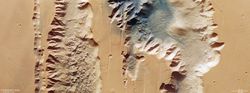 Mars Uydusu, Tüm Güneş Sistemindeki En Derin Kanyonun Nefes Kesici Manzarasını Yakaladı