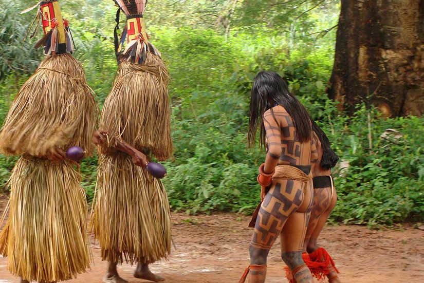 Brezilyalı Karajá halkı tarafından yapılan inisiyasyon töreni.