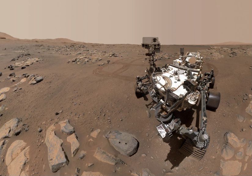 NASA’nın Mars’a gönderdiği Perseverance Rover’ından bir özçekim. Mars’tan Dünya’ya örnekler göndermek üzere gönderilmiş bu aracın çektiği bu fotoğraf Mars’ın şu an kurak, çorak ve yaşanmaz olduğunu gösteriyor.