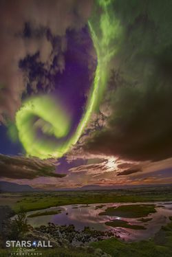 İzlanda Uçurumu Üzerinde Sarmal Aurora