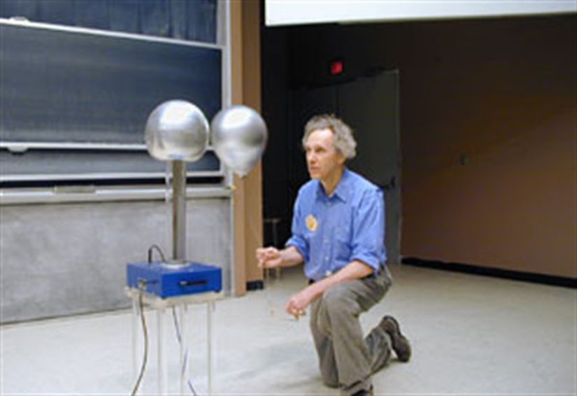 Profesör Walter Lewin'in, Van de Graaff jeneratörü ve bir balon ile gerçekleştirdiği gösteri.