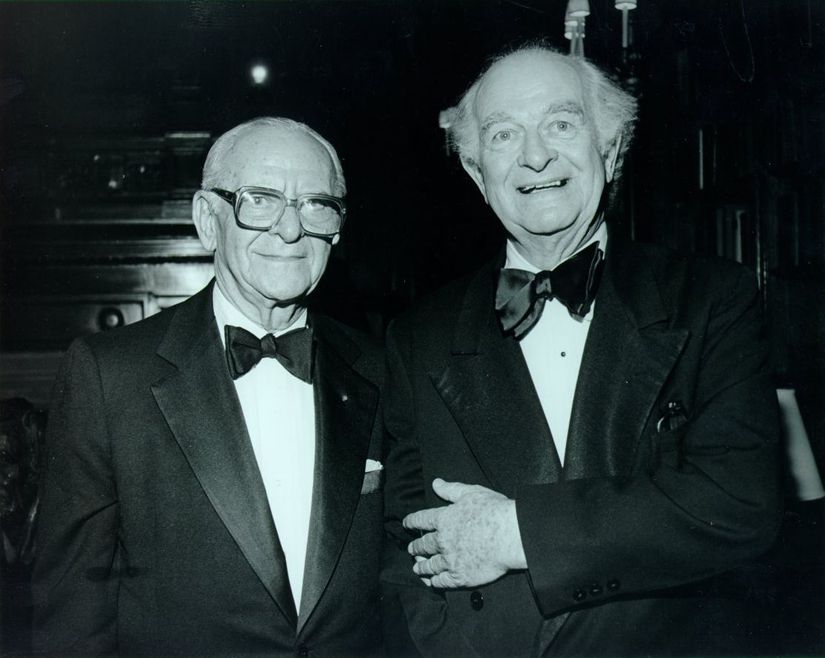 Emile Zuckerkandl (solda) ve Linus Pauling ‘moleküler saat’in – iki veya daha fazla yaşam formunun farklılaştığı tarih öncesi zamanı anlayabilmek için biyomoleküllerin mutasyon oranını kullanan tekniğe verilen sembolik terim – ilk teorisyenleriydi.