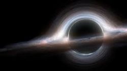 Madem kara deliklerden ışık dahi hiç bir şey kaçamıyor o zaman onları görmemizi sağlayan ışık fotonlarını nasıl görebiliyoruz?