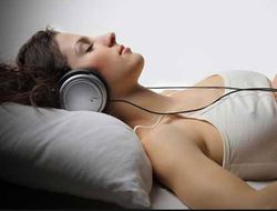 Kulaklık takılıp müzik açılıp uyunulursa rüyadada müzik duyulurmu?