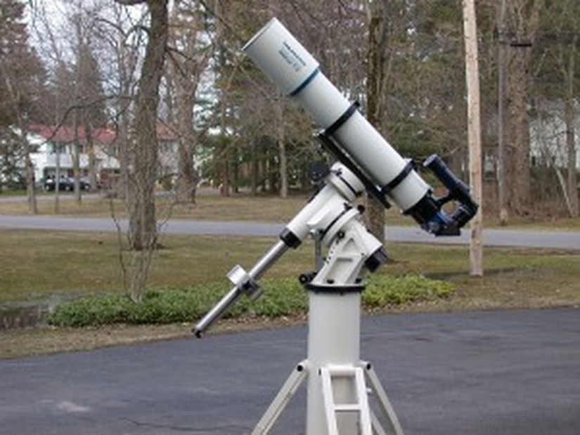 Ekvatoryal (eşlek) kurgu sistemine sahip bir teleskop.