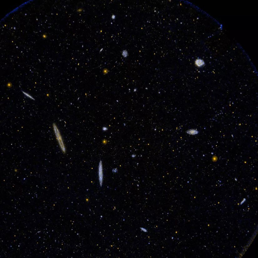 Yalnızca 65 milyon ışık yılı uzaklıkta yoğun bir yığın halinde paketlenmiş 1300'den fazla galaksiden oluşan Başak Süperkümesi'nin küçük bir bölgesinin ultraviyole görüntüsü.