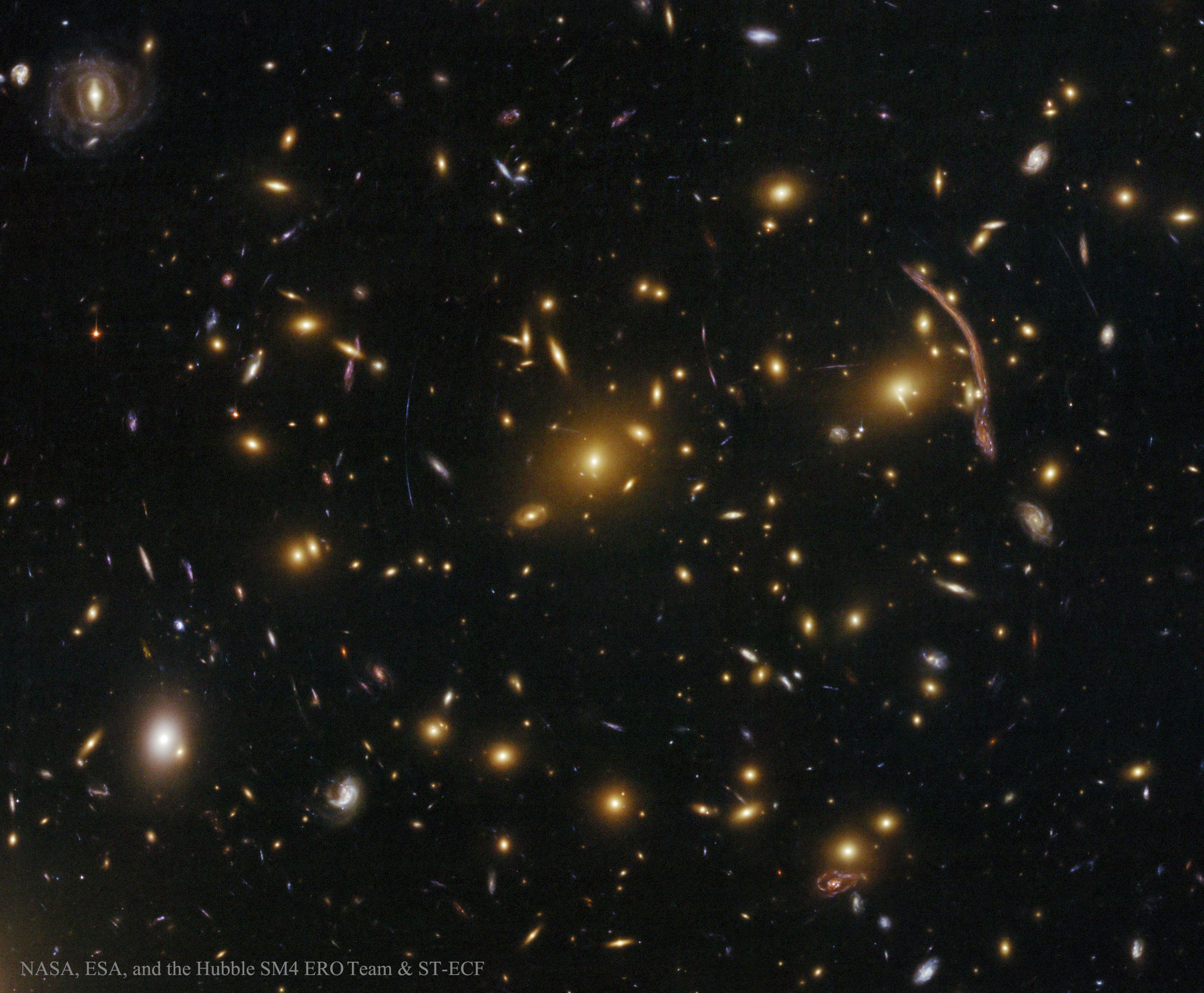  Abell 370: Galaxy Cluster Gravitational Lens 