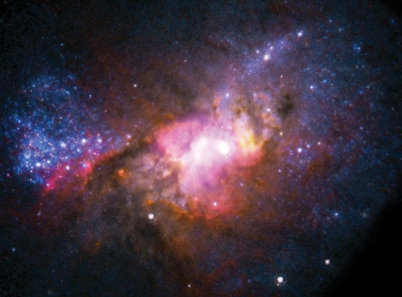 Cüce galaksi Henize 2-10 yaklaşık 30 milyon ışık yılı uzaklıkta ve süper kütleli bir kara deliğe ev sahipliği yapıyor olabilir.