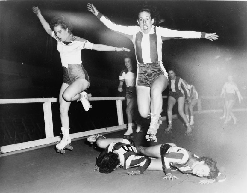 10 Mart 1950'de yapılan bir paten yarışmasında, kadınlar ligi şampiyonları, yere düşen iki rakiplerinin üzerinden atlayarak yarışa devam ediyorlar.