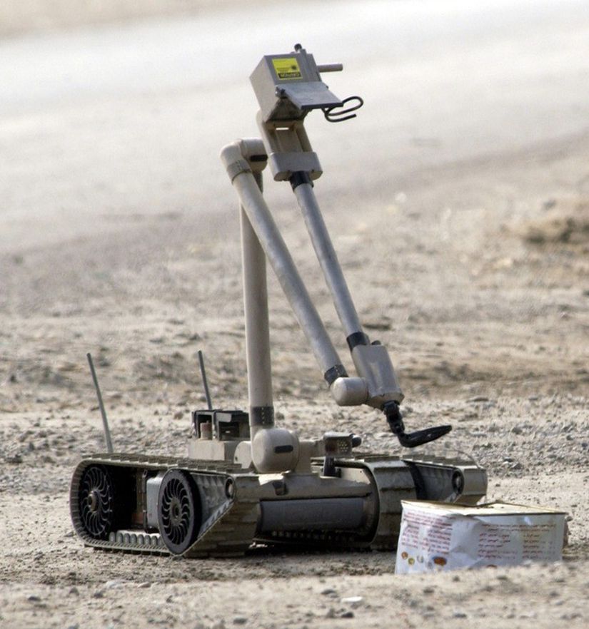 Amerika'nın patlayıcı madde imhası için kullandığı robotlardan biri Irak'ta ev yapımı bir bombanın telini çekerken.