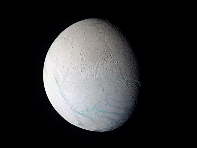 Enceladus’un 14 Temmuz 2005’te Cassini uzay sondası tarafından çekilmiş görüntüsü. Bu görüntü gerçek renkleri yansıtmaz.