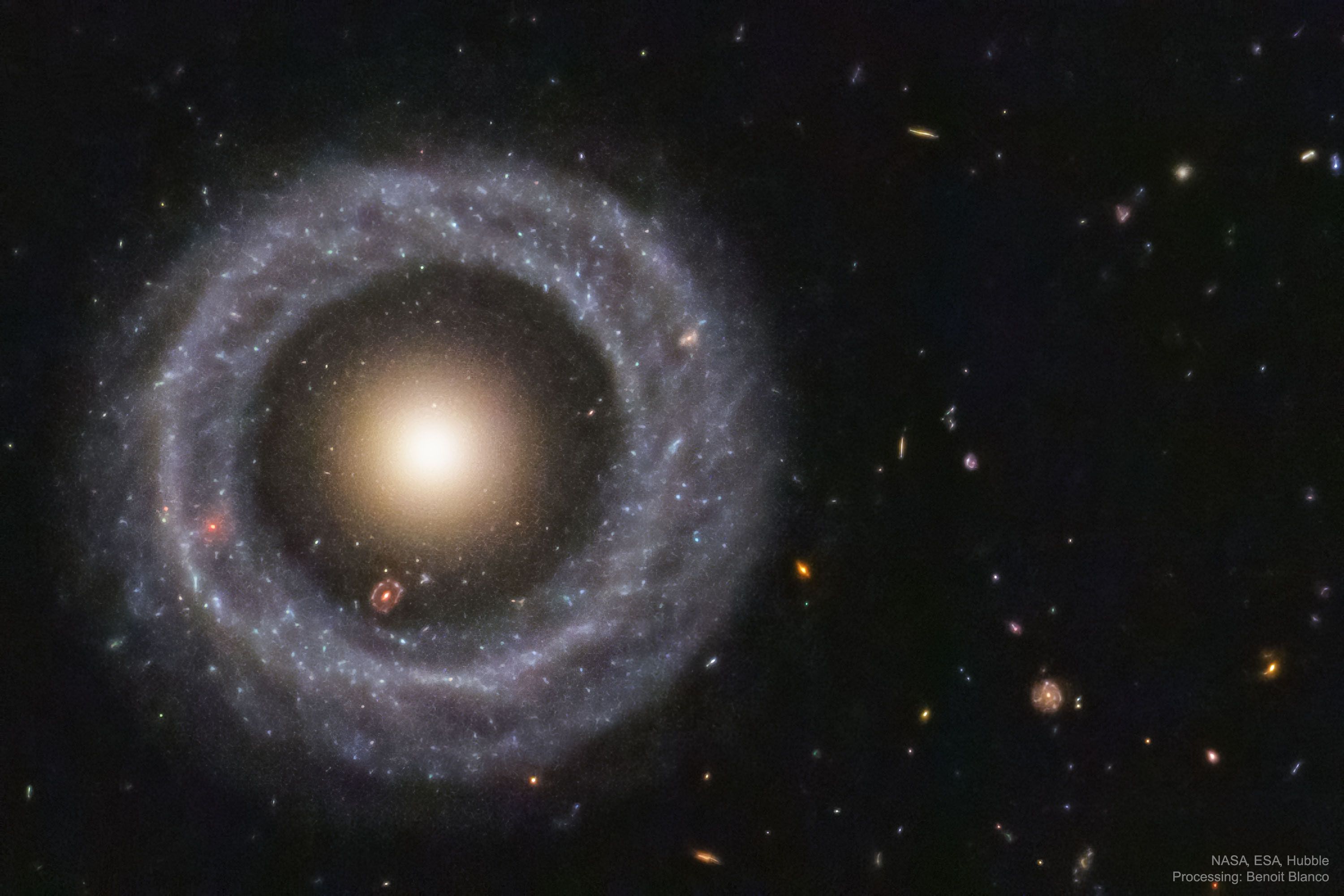 Hoag Cismi: Neredeyse Kusursuz Bir Halka Galaksisi